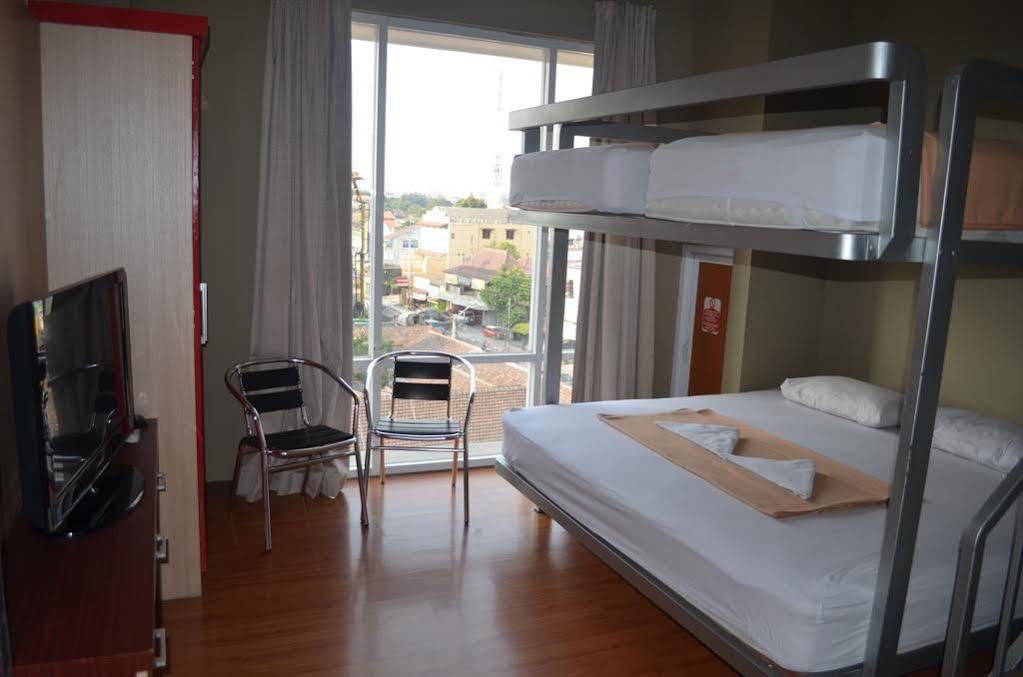 Edu Hostel Yogyakarta Esterno foto